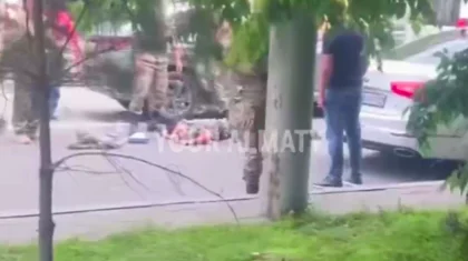 Студента военной кафедры сбили на дороге в Алматы (ВИДЕО)