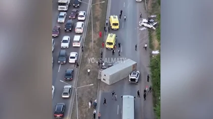 Прицеп вылетел на встречку: 4 человека погибли в жутком ДТП в Алматинской области (ВИДЕО)