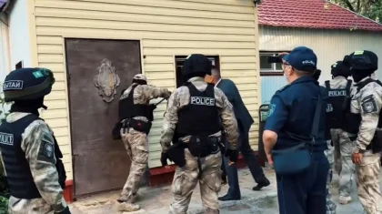 Полицейский спецназ нагрянул в притон с проститутками в Уральске (ВИДЕО)