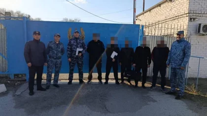 Трое братьев спустя семь лет встретились у ворот колонии в области Абай