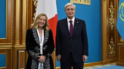 Джорджа Мелони надела казахский шапан