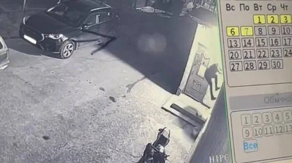 Пока все спали: на видео попало, как вор залез через форточку в дом в Астане