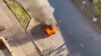 BMW сгорел дотла на глазах у прохожих в Павлодаре (ВИДЕО)