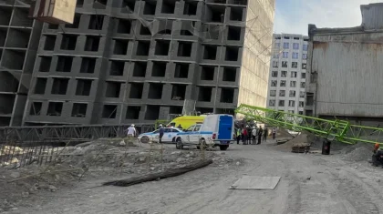 Башенный кран опрокинулся в Алматы: погиб рабочий (ВИДЕО)