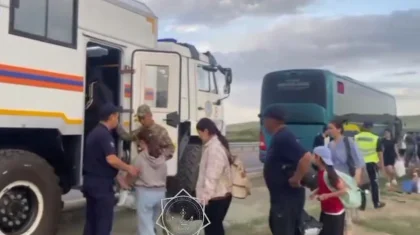 Автобус с 34 пассажирами загорелся на трасе в Карагандинской области