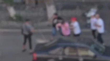 Женщина и двое мужчин устроили драку в Экибастузе (ВИДЕО)