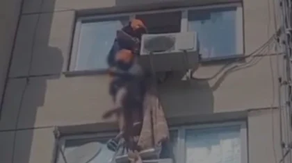 Сотрудники МЧС спасли женщину от прыжка с 5 этажа в ЗКО (ВИДЕО)