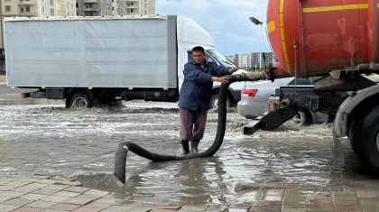 Дождевая вода затопила дороги в Актау
