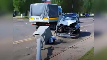Автомобиль снес столб с камерами видеонаблюдения в Астане (ВИДЕО)