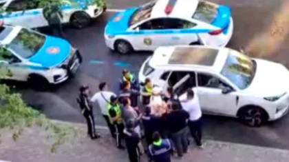 Агрессивные мужчины сцепились с полицейскими в Алматы (ВИДЕО)