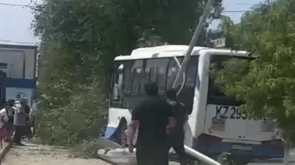 Автобус с пассажирами снес столбы в Кульсары: шесть человек в больнице