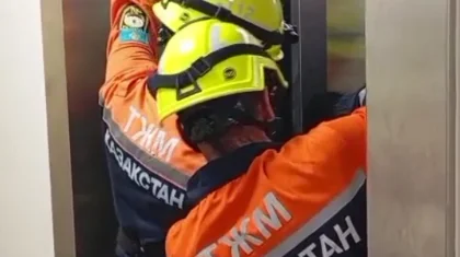 Застрявшую в лифте девушку освободили спасатели в Астане