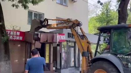 Сразу две пристройки к жилому дому сносят в центре Алматы