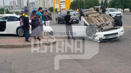 Автомобиль перевернулся после ДТП в Астане
