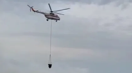 Вертолет задействовали в тушении камыша в Атырауской области (ВИДЕО)