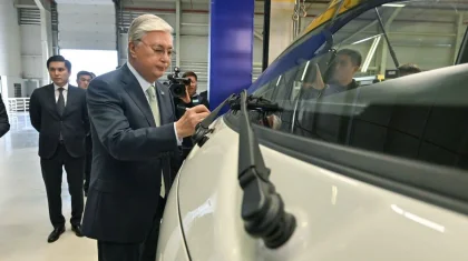 Токаев оставил памятную надпись на кузове автомобиля в Астане (ФОТО)