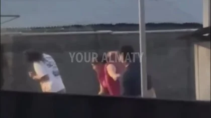 «Вся в крови»: избиение женщины сняли на видео в Алматы