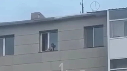 «Куда смотрят родители?»: сидевший на карнизе малыш попал на видео в Жезказгане