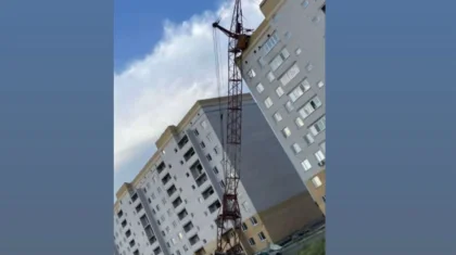 «Никто нас не эвакуировал»: кран обрушился на дом во время урагана в Аксу (ВИДЕО)