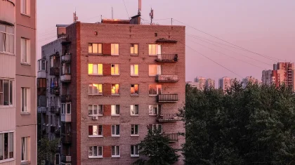 Спасатель не дал упасть девушке, сидящей на перилах балкона 13 этажа в Астане