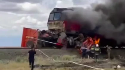 Жуткое столкновение поезда и грузовика в ЗКО: загорелся локомотив (ВИДЕО)