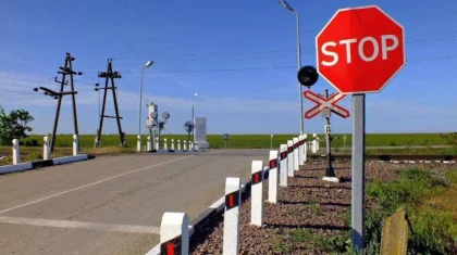 Трагедия на железной дороге: поезд сбил двух человек на перегоне Аксенгер – Бурундай