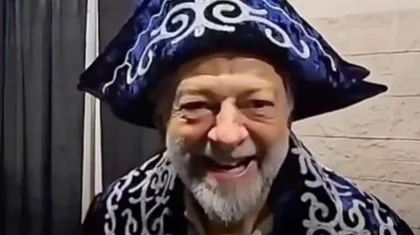 Звезда «Властелина колец» примерил шапан и заговорил по-казахски