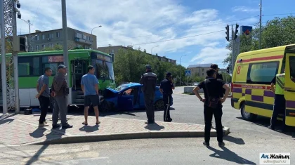 Четыре человека, включая ребенка, пострадали в ДТП с автобусом в Атырау