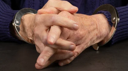 В Семее 76-летнего пенсионера подозревают в мошенничестве