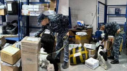 Кинологи с собаками проверили посылки в отделении почты в Атырау