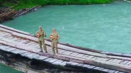 Спасатели сыграли на домбре среди пейзажей Восточного Казахстана (ВИДЕО)