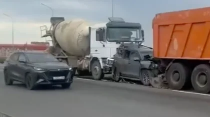 Машину зажало между грузовиками: жуткое ДТП произошло в Астане (ВИДЕО)