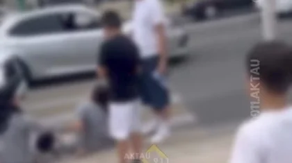 Женщина с младенцем попала под колеса автомобиля в Актау (ВИДЕО)