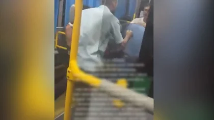 Мужчина нещадно избивал пожилого человека в автобусе в Алматы (ВИДЕО)