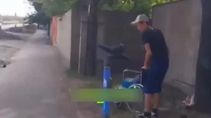 «Сын избивает пожилого отца-инвалида»: снятое в Алматы видео появилось в сети