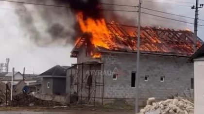 Молния ударила в крышу и подожгла дом в Атырау (ВИДЕО)