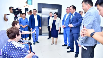 Мажилисмен ознакомился с работой центра для пожилых людей в Шымкенте