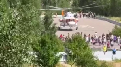 Вертолет едва не задел людей при взлете в горах Алматы (ВИДЕО)