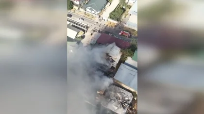 Новый крупный пожар произошел в Алматы: огонь охватил два дома (ВИДЕО)