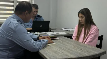 Полиция провела беседу с казахстанкой за съемки скандальных пранков в Китае