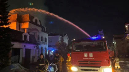 Крупный пожар потушили в здании гостиницы в центре Астаны