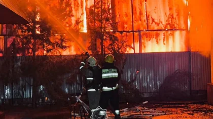 Пожар на складе хозтоваров в Талдыкоргане: огонь перекинулся на жилой дом
