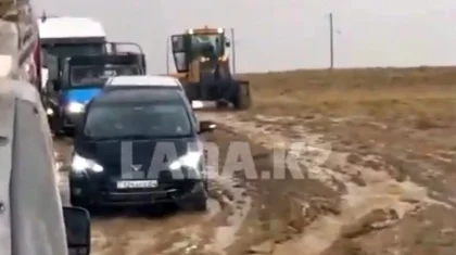 «Весь аул в воде»: ливень парализовал село в Мангистауской области (ВИДЕО)