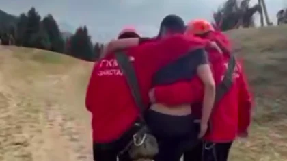 Юноша подвернул ногу и застрял в горах Алматы (ВИДЕО)