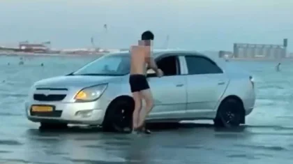 Казахстанец помыл авто в Каспийском море и получил крупный штраф (ВИДЕО)