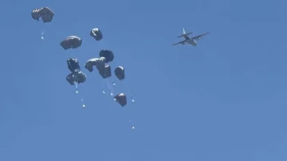 Гуманитарная помощь сбрасывается на Газу с воздуха (ВИДЕО)