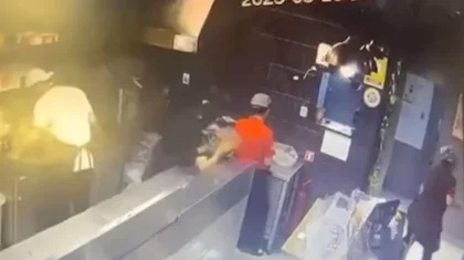 В одном из кафе Астаны на сотрудницу пролили кастрюлю с кипящим маслом (ВИДЕО)