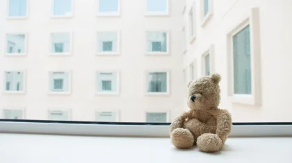 Женщина с двумя малолетними детьми выпали из окна в Павлодаре: возбуждено уголовное дело