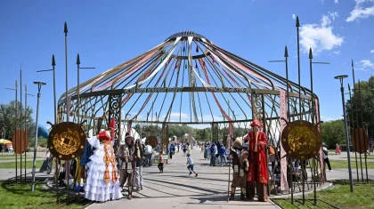 На острове Бейбітшілік в Семее открылся этноауыл