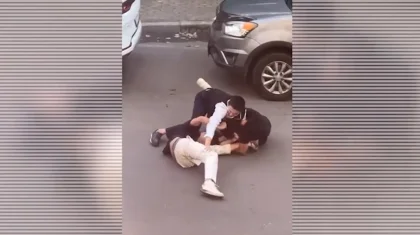 Лежали на асфальте: группа парней устроила драку во дворе алматинской многоэтажки (ВИДЕО)